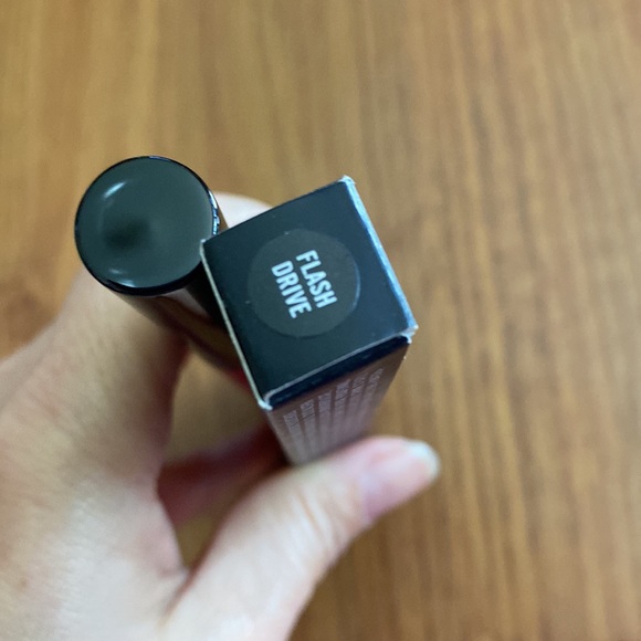 MAC Vamplify Gloss in ‘Flash Drive’ - rare and limited! - Picture 3 of 3